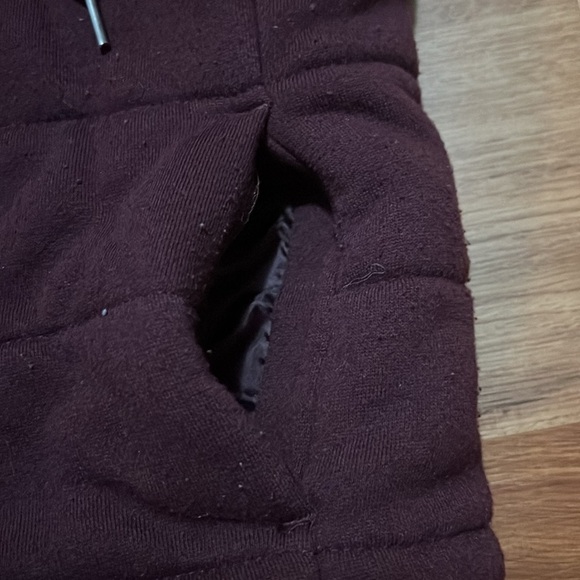 Maroon Vest Size Small Pockets Zipper and Button Details - Picture 3 of 4